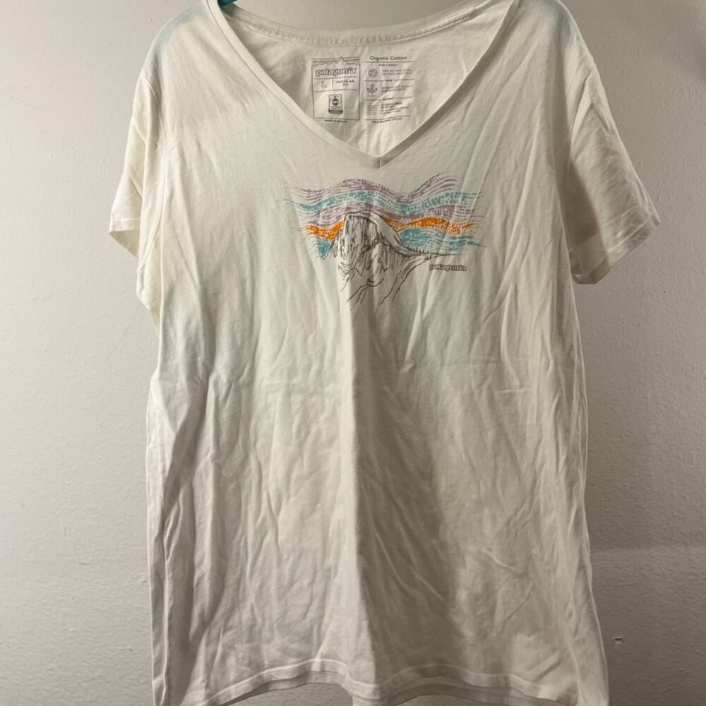 Patagonia Organic Cotton Graphic Tee | V-Neck Large